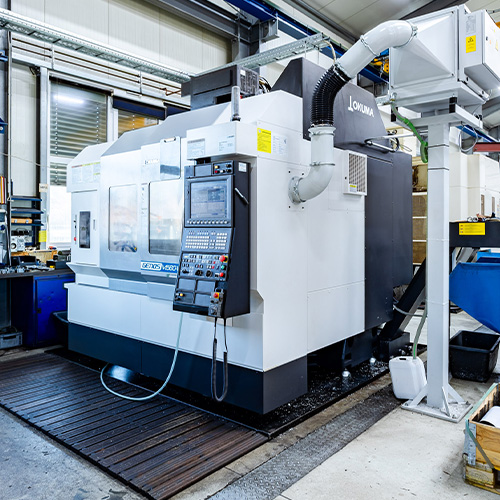 دستگاه ماشین‌کاری CNC در کارگاه صنعتی